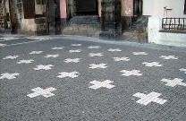 27 křížů na Staromětském náměstí v Praze jako připomínka popravy z 21. června 1621