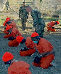Vězení na americké základně Guantánamo (leden 2002)
