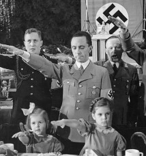 Joseph Goebbels, říšský ministr propagandy, se svými dětmi, Vánoce 1937