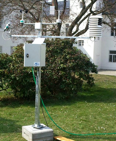 Automatická meteorologická stanice během dne otevřených dveří v ČHMÚ v Praze-Komořanech.