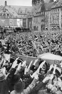 Sudetští Němci vítají Adolfa Hitlera v Chebu (10/1938)