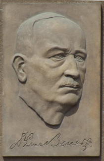 Plaketa Edvarda Beneše na Benešově náměstí v Teplicích