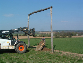 Instalace pískovcového menhiru na výrazném vyzařovacím průsečíku linií, v místě archeology zjištěné vstupní brány do vnitřního prostoru.