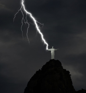 Úder blesku do sochy Ježíše Krista nad městem Rio de Janeiro na fotografii z 10.8.2017.